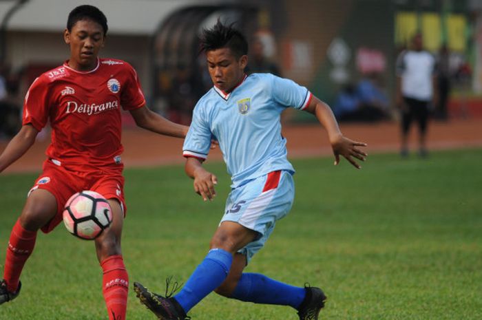 Suasana pertandingan pembukan Elite Pro Academy U-16 antara Persija Jakarta U-16 kontra Persela Lamongan U-16 di Stadion PTIK, Jakarta, Sabtu (15/9/2018).