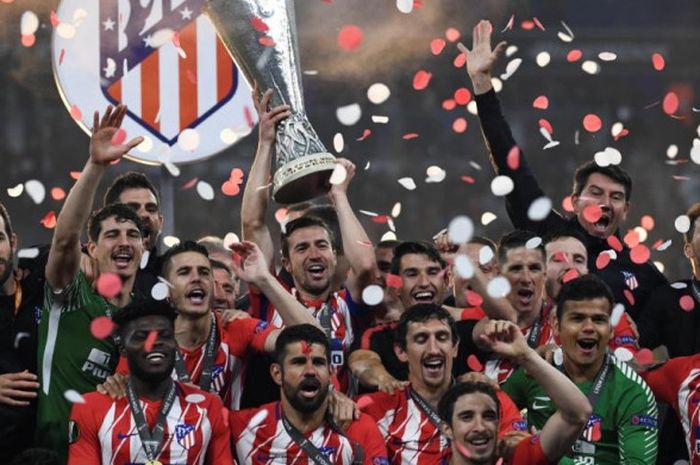 Atletico Madrid mengangkat trofi Liga Europa setelah memenangi laga final 2017-2018 dengan mengalahkan Olympique Marseille 3-0, Kamis (17/5/2018) dini hari WIB di Stadion Parc OL, Lyon.