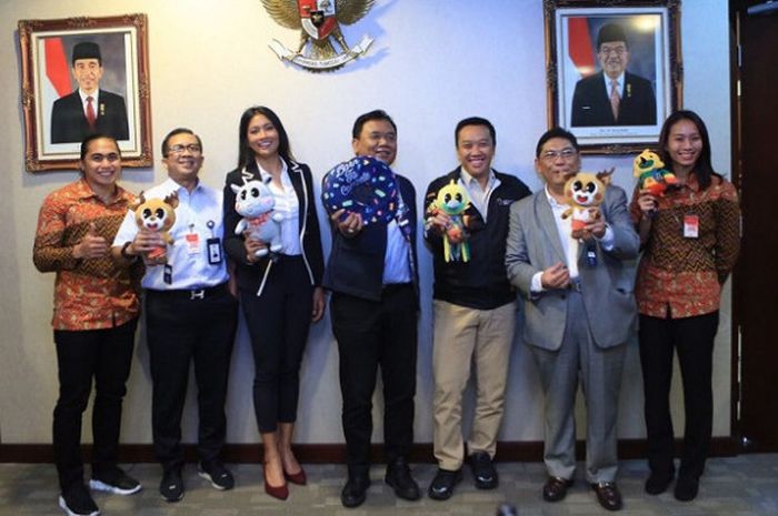 Aprilia Manganang (paling kiri) berfoto dengan para peserta acara diskusi Asian Games 2018 di Kantor Staf Presiden, Jakarta, Senin (21/5/2018).