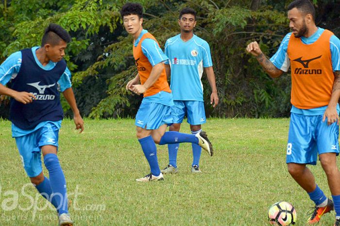 Striker Semen Padang, Marcel Sacramento (kanan), berlatih bersama rekan setimnya menjelang laga melawan Persegres Gresik United, (5/6/2017).