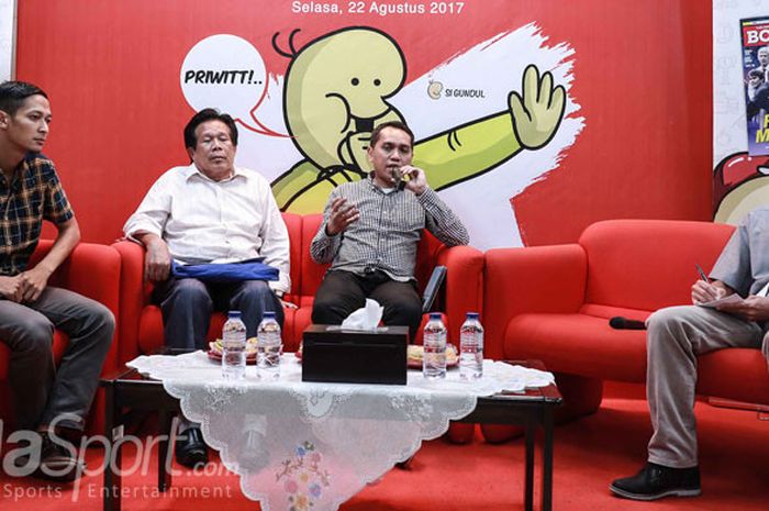 (kiri-kanan) Bambang Syamsudar, Ngadiman Asri, Tigor Shalom Boboy, dan Riemantono Harsojo dalam Forum Diskusi Bola.