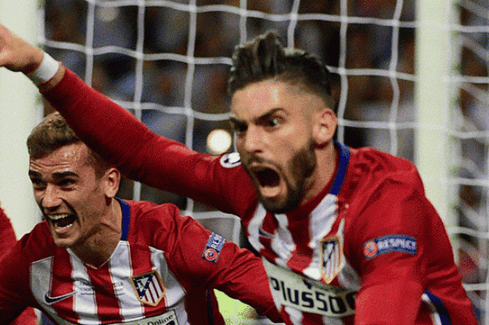 Yannick Ferreira-Carrasco (kanan) dan Antoine Griezmann melakukan selebrasi setelah mencetak gol kegawang Real Madrid dalam laga UEFA Champions League di San Siro Stadium, 28 Mei 2016. 