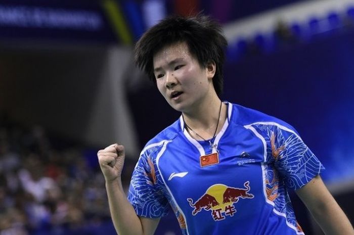 Pebulu tangkis tunggal putri China, He Bingjiao, merayakan kemenangan pada final Prancis Terbuka di Pierre de Coubertin stadium, Paris, 30 Oktober 2016.