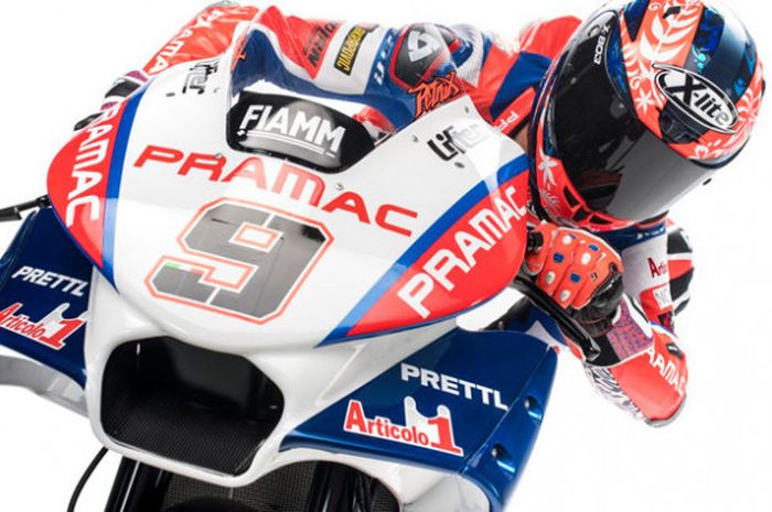 Pebalap Pramac Racing, Danilo Petrucci, berpose bersama  tampilan motor baru yang digunakan di MotoGP 2018.