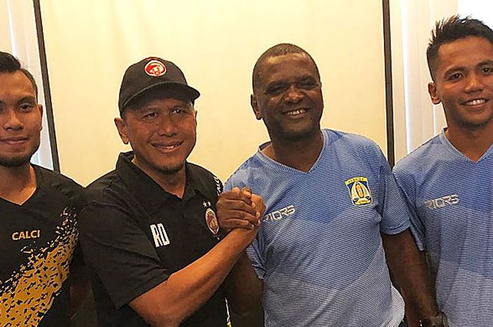 Pelatih Sriwijaya FC, Rachmad Darmawan (kedua dari kiri) bersalaman dengan pelatih Persiba Wanderley Jr, didampingi pemain Sriwijaya Ichsan Kurniawan dan Bryan Cesar (Persiba) dalam sesi jumpa pers di Swiss Belhotel Ocean Square menjelang pertandingan Piala Gubernur Kaltim.