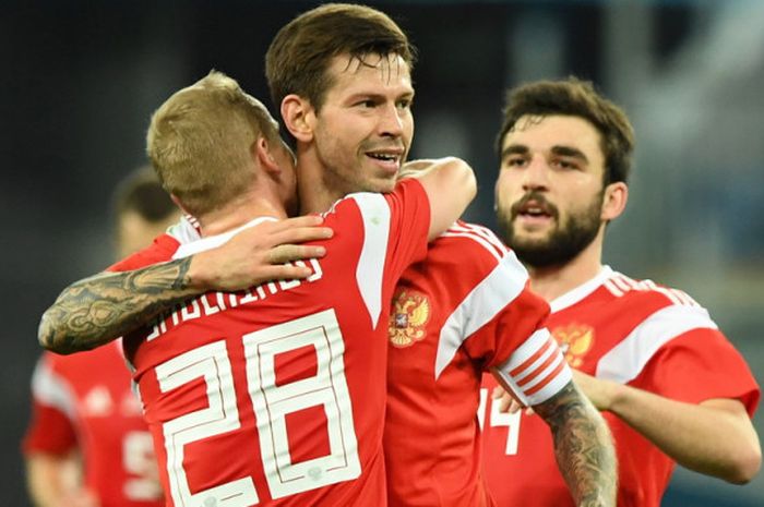 Selebrasi striker Rusia, Fedor Smolov (tengah), saat merayakan salah satu gol yang ia cetak ke gawang Spanyol dalam laga uji coba di Stadion Krestovskyi, St Petersburg, Rusia, pada Selasa (14/11/2017). 