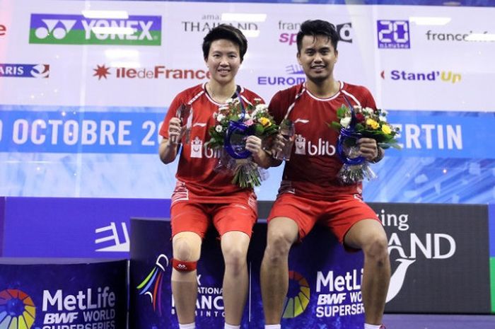 Pasangan ganda campuran Indonesia, Tontowi Ahmad/Liliyana Natsir, berpose di podium setelah memastikan gelar juara pada Prancis Terbuka 2017 di Stade Pierre de Coubertin, Minggu (29/10/2017).