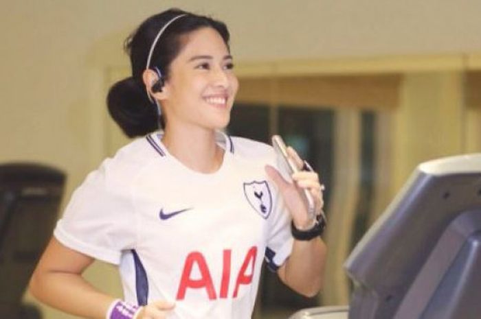 Dian Sastrowardoyo berolahraga mengenakan jersey Tottenham Hotspur