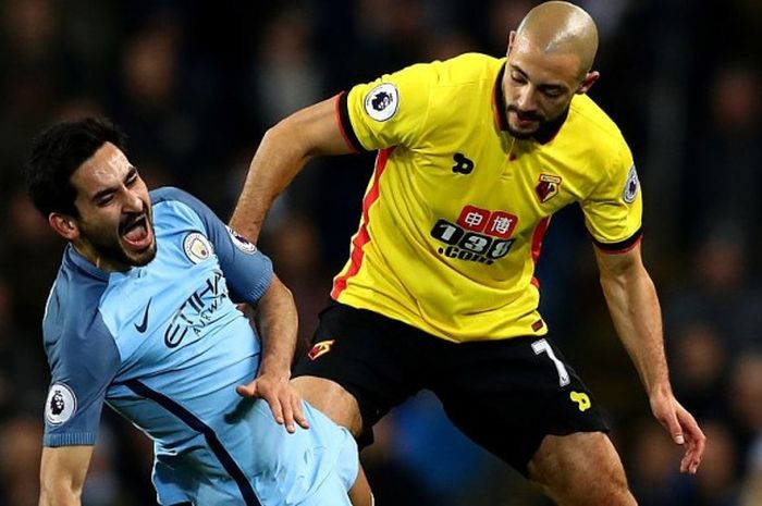 Gelandang Manchester City, Ilkay Guendogan (kiri), terjatuh setelah berbenturan dengan pemain Watford, Nordin Amrabat, dalam laga Premier League di Etihad Stadium, Manchester, 14 Desember 2016.