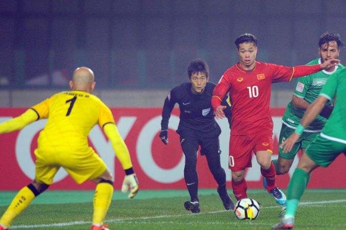 Pemain timnas U-23 Vietnam, Nguyen Cong Phuong saat melawan lini pertahanan timnas U-23 Irak pada ajang Piala Asia U-23 2018 di Stadion di Stadion Khunshan, China, Sabtu (20/1/2018).