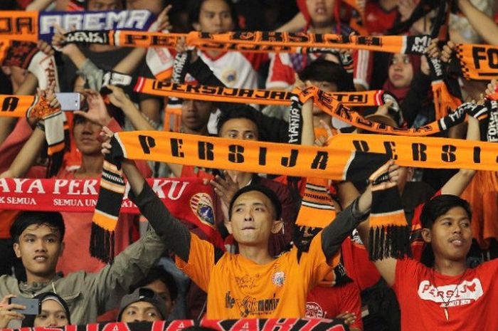         Suporter Persija Jakarta atau The Jakmania dalam pertandingan penyishan Grup H Piala AFC 2018 melawan Tampines Rovers di Stadion Utama Gelora Bung Karno, Rabu (28/2/2018).           