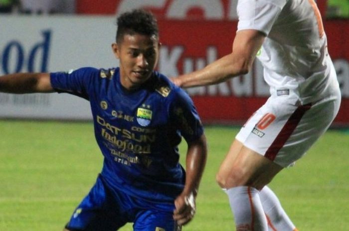 Gian Zola mendapatkan hadangan saat Persib Bandung melawan Borneo FC pada partai lanjutan Liga 1 di Stadion Gelora Bandung Lautan Api, Sabtu (20/5/2017).