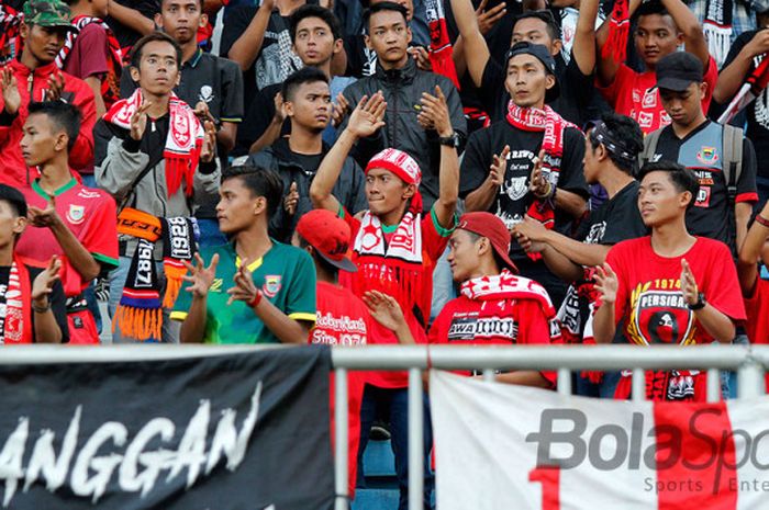 Aksi fan Persibat Batang, Roban Mania, saat mendukung tim kesayangan mereka tampil melawan PSS Sleman laga pekan ke-11 Liga 2 Grup 3 di Stadion Maguwoharjo, Sleman, pada 8 Agustus 2017.