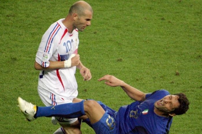 Gelandang timnas Prancis, Zinedine Zidane (kiri), usai menanduk dada bek Italia, Marco Materazzi, hingga terjatuh ke tanah dalam pertandingan final Piala Dunia 2006 di Olimpiastadion, Berlin, Jerman, pada 9 Juli 2006.