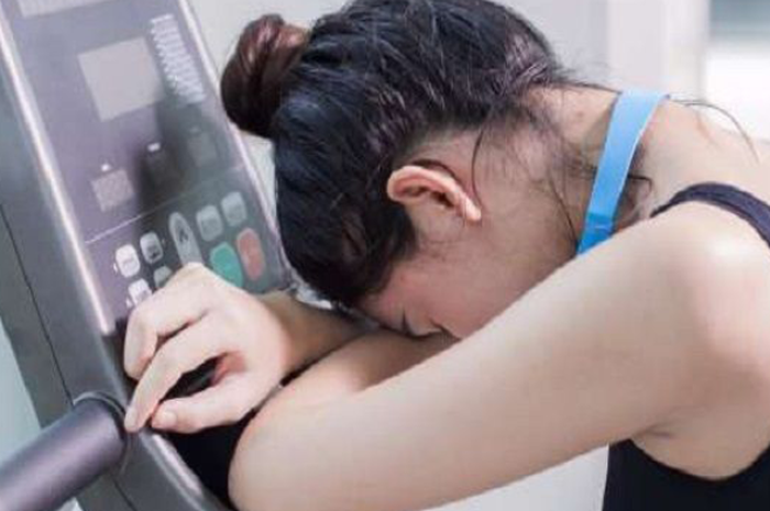 Efek samping dari overtraining dapat menyebabkan kinerja yang buruk dan keletihan