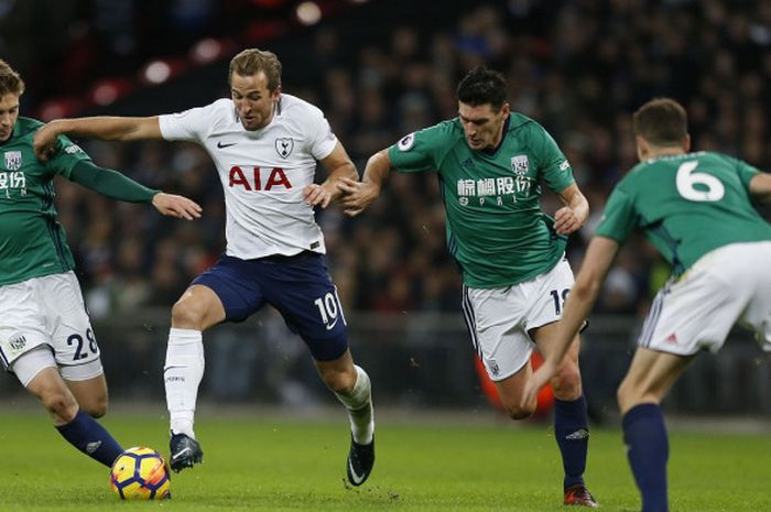 Striker Tottenham Hotspur, Harry Kane (kedua dari kiri), berduel dengan pemain West Bromwich Albion, Sam Field (kiri) dan Gareth Barry, dalam laga Liga Inggris di Stadion Wembley, London, pada 25 November 2017.