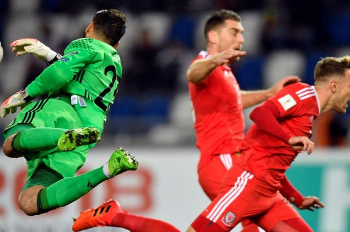 Kiper Georgia, Giorgi Loria, menghalau bola dalam laga Kualifikasi Piala Dunia 2018 zona Eropa kontra Wales di Tbilisi, Georgia, pada 6 Oktober 2017.