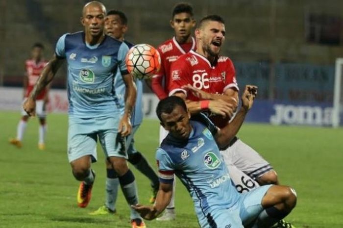 Gelandang Bali United, Zoran Knezevic (merah) dihadang bek Persela, Taufik Kasrun di di Stadion Gelo