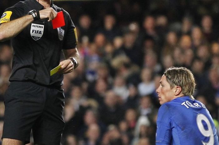 Striker Chelsea, Fernando Torres, ketika menerima kartu merah dari wasit Mark Clattenburg saat melawan Manchester United di Stamford Bridge (28/10/2012).