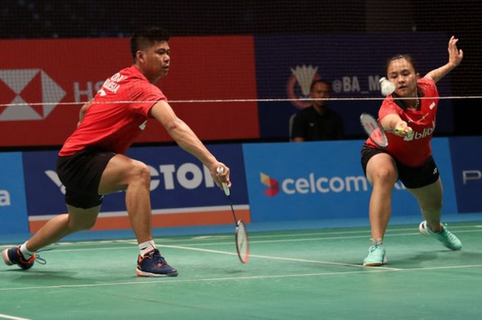 Pasangan ganda campuran nasional Indonesia, Praveen Jordan/Melati Daeva Oktavianti, saat melakoni laga melawan Chris Adcock/Gabrielle Adcock (Inggris) pada babak kesatu Malaysia Open 2018 di Axiata Arena, Bukit Jalil, Kuala Lumpur, Malaysia, Selasa (26/6/2018).