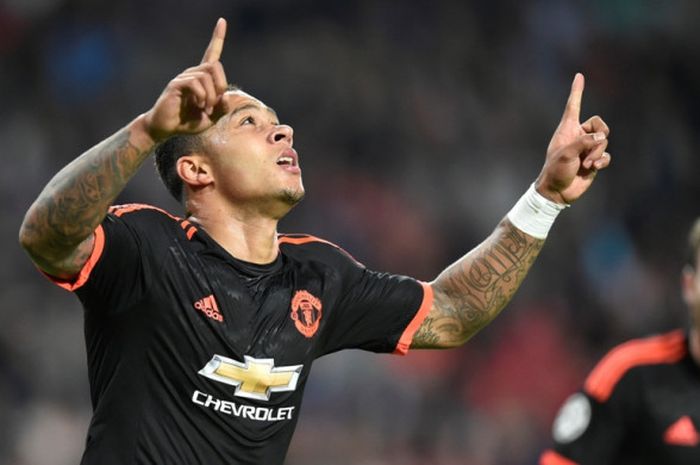 Pemain Manchester United, Memphis Depay, merayakan gol yang dia cetak ke gawang PSV Eindhoven dalam laga Grup B Liga Champions di Stadion Philips, Eindhoven, Belanda, pada 15 September 2015.