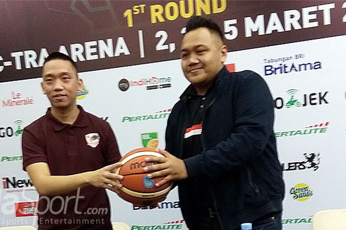 Pelatih Garuda, Andre Yuwad (kiri) dan pelatih Hang Tuah, Andika Supardi Saputra, pada konfrensi pers babak play-off IBL di Hotel Santika, Kota Bandung, Rabu (28/2/2018).