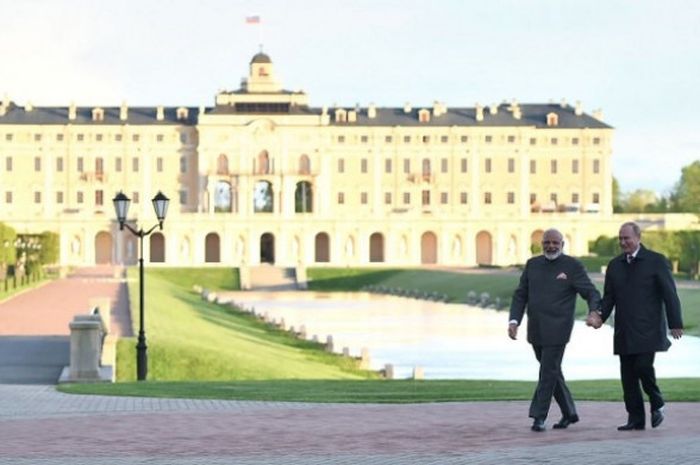 Presiden Rusia, Vladimir Putin, dan Perdana Menteri  India, Narendra Modi, berjalan di luar Istana Kremlin, Moskwa.