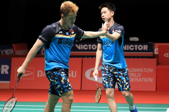 Pasangan ganda putra nasional Indonesia, Marcus Fernaldi Gideon/Kevin Sanjaya Sukamuljo, melakukan s