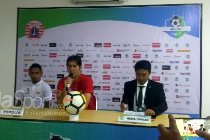 Pelatih dan pemain Persija Jakarta, Stefano Cugurra serta Ramdani Lestaluhu dalam jumpa pers pasca laga kontra Perseru Serui di ruang media Stadion Patriot Chandrabhaga, Kota Bekasi, Senin (8/10/2018).