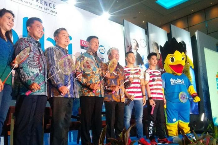 Ketua Umum PP PBSI Wiranto, bersama pasangan ganda putra Indonesia Marcus Fernaldi Gideon/Kevin Sanjaya Sukamuljo, menghadiri konferensi pers Blibli Indonesia Open 2018 di Hotel Fairmont, Jakarta, Senin (14/5/2018).