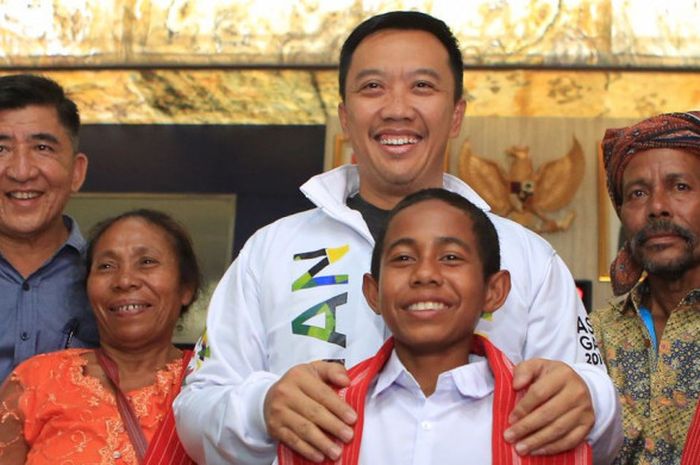 Yohanis Gama Marshall Lau siswa kelas VII SMPN 1 Silawan Atambua yg memanjat tiang bendera saat tali pengait bermasalah sedang berfoto bersama Menpora, Imam Nahrawi, Jumat (18/8/2018).