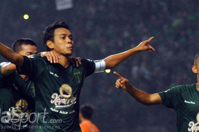 Gelandang Persebaya, Misbakhus Solikin melakukan selebrasi usai mencetak gol dari titik pinalti kontra PSIM Yogyakarta, Rabu (16/8/2017)