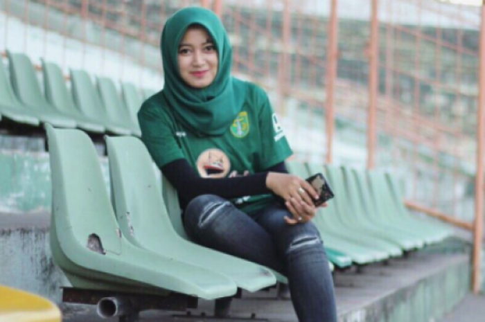 Hijabers cantik kekasih kapten Persebaya, Misbakul, yang merupakan seorang bonita, pendukung Persebaya