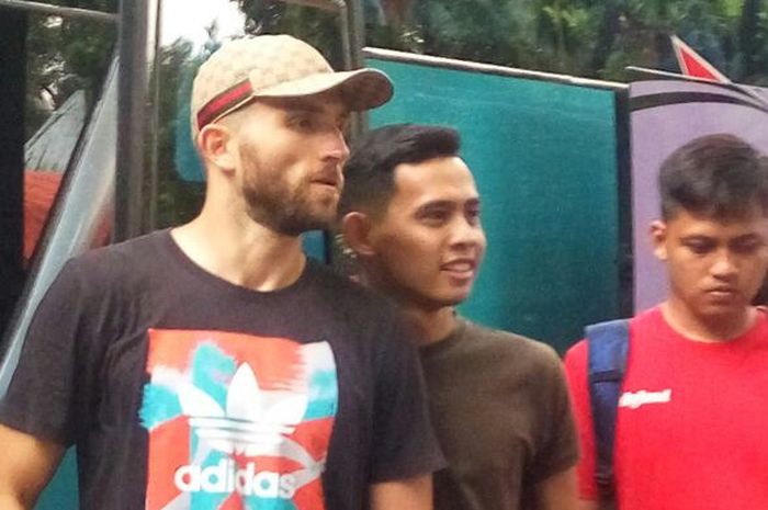 Spaso melayani permintaan foto bersama dari penggemarnya usai latihan di Stadion Sriwedar, Solo pada Jumat (2/2/2018).