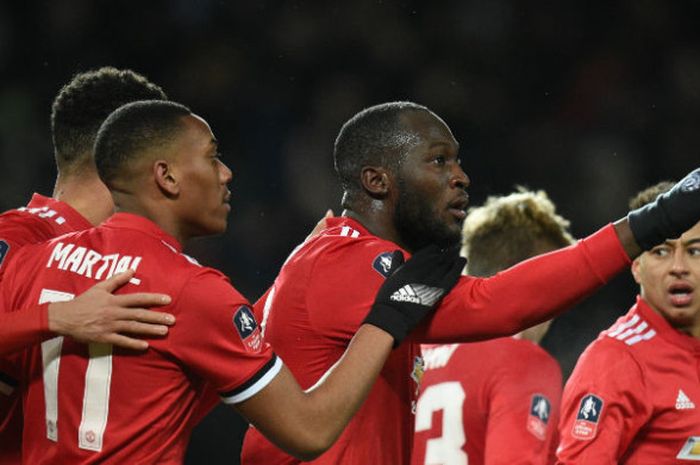     Penyerang Manchester United, Romelu Lukaku (tengah), merayakan golnya ke gawang Brighton and Hove Albion pada pertandingan Piala FA di Old Trafford, Manchester, Inggris, Sabtu (17/3/2018).        