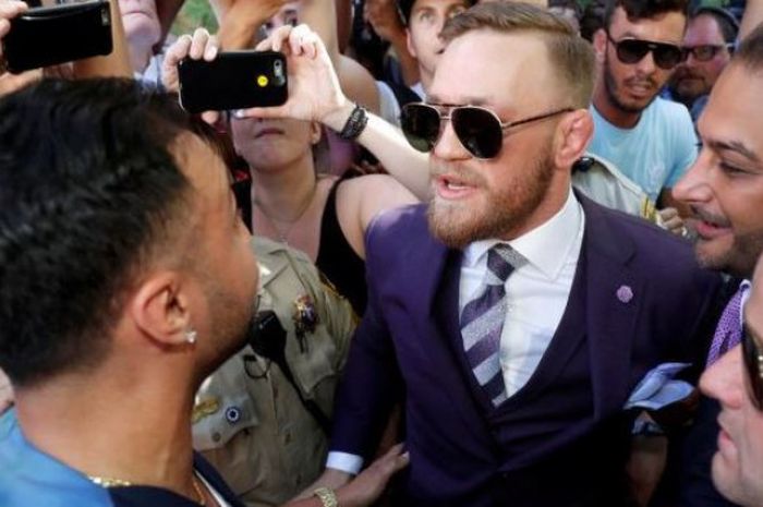    Foto perdebatan antara Conor McGregor dengan Paulie Malignaggi yang tersebar di berbagai media sosial.   