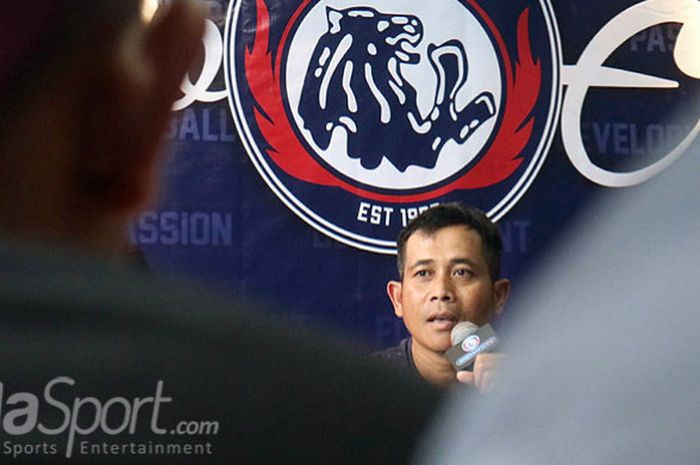 Pelatih Arema FC, Joko Susilo, berbicara kepada media dalam sesi konferensi pers di Kantor Arema FC Jalan Kertanegara no 7, Kota Malang, Kamis (30/11/2017) siang.