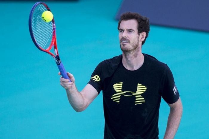 Petenis putra asal Inggris Raya, Andy Murray, menjalani sesi latihan di Abu Dhabi, Jumat (29/12/2017