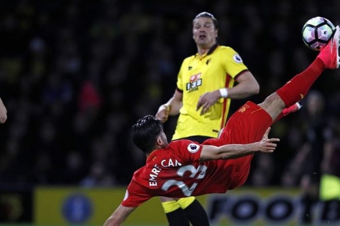 Gelandang Liverpool, Emre Can, melakukan tendangan salto ke gawang Watford pada partai lanjutan Premier League - kasta teratas Liga Inggris - di Stadion Vincarage Road, Senin (1/5/2017).