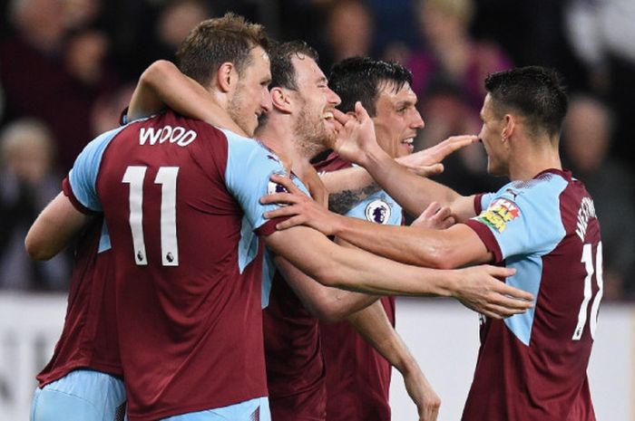 Penyerang Burnley, Ashley Barnes (tengah), merayakan gol yang dicetak ke gawang Chelsea dalam laga Liga Inggris di Stadion Turf Moor, Burnley pada 19 April 2018.