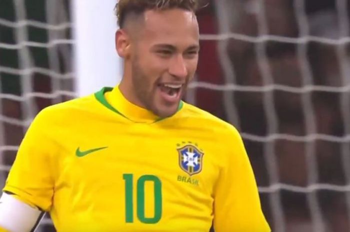 Kapten timnas Brasil, Neymar, tampak bahagia usai sukses menceploskan bola ke dalam gawang Uruguay lewat titik putih dalam laga uji coba di Stadion Emirates, London, Inggris, Jumat (16/11/2018).