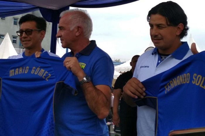 Direktur PT PBB, Teddy Tjahyono (kiri) berfoto bersama pelatih anyar Persib, Roberto Carlos Mario Gomez yang ditemani asistennya, Fernando Gaston Soler di Stadion Persib, Jalan Ahmad Yani, Kota Bandung, Minggu (10/12/2017).