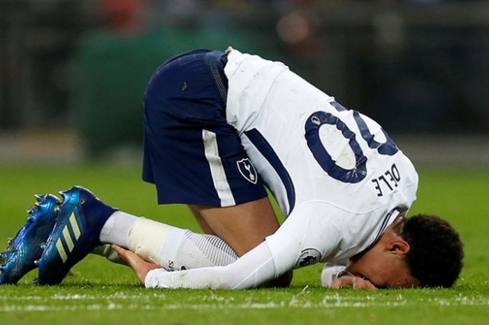   Gelandang Tottenham Hotspur, Dele Alli,dalam laga Liga Inggris kontra Manchester City di Stadion Wembley, Sabtu (14/4/2018)  