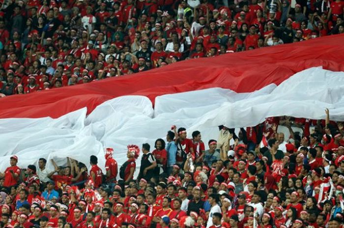 Bendera raksasa Merah Putih dibawa suporter skuat Garuda Muda saat timnas U-22 Indonesia kontra timnas U-22 Malaysia pada semifinal SEA Games 2017 di Stadion Shah Alam, Selangor, Sabtu (26/8/2017) malam. 