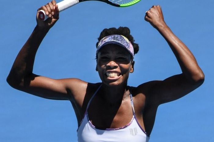 Petenis Amerika Serikat (AS), Venus Williams, melakukan selebrasi setelah mengalahkan wakil Rusia, Anastasia Pavlyuchenkova, pada babak perempat final turnamen Australia Terbuka di Melbourne Park, Melbourne, Selasa (24/1/2017). Venus menang 6-4, 7-6(3).