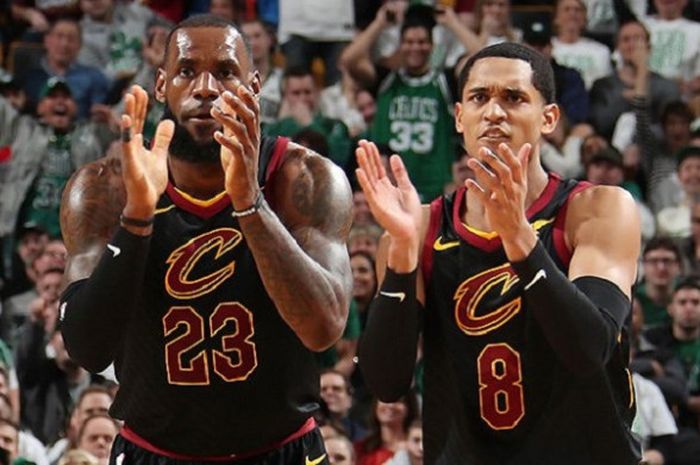 LeBron James (kiri) dan Jorda Clarkson (kanan) saat memperkuat Cleveland Cavaliers pada partai lanjutan NBA kontra Boston Celtics, Minggu (11/2/2018) waktu Amerika Serikat.