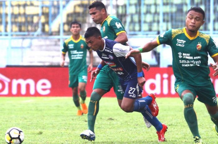 Striker Arema FC, Dedik Setiawan berebut bola dengan striker Sriwijaya FC, Alberto Goncalves dalam lanjutan liga 1 di Stadion Kanjuruhan Kepanjen, Kabupaten Malang, Minggu (9/12/2018). 