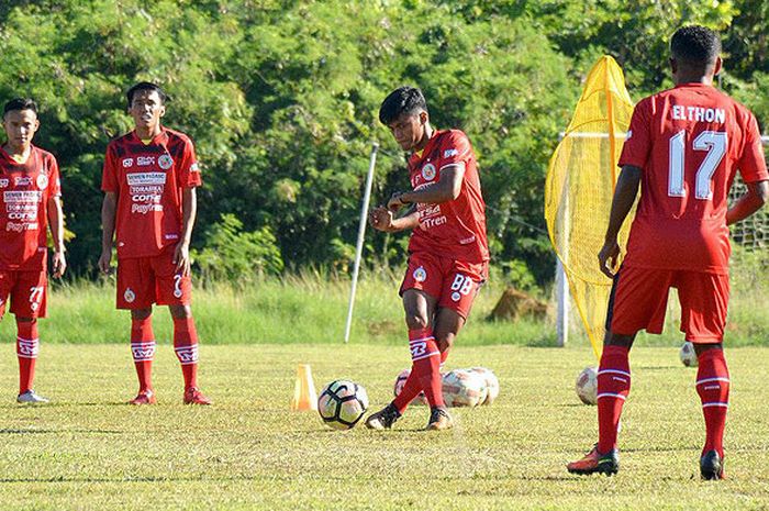 Skuat Semen Padang berlatih menjelang laga uji coba melawan Batang Anai di Stadion Agus Salim, Rabu (4/4/2018).