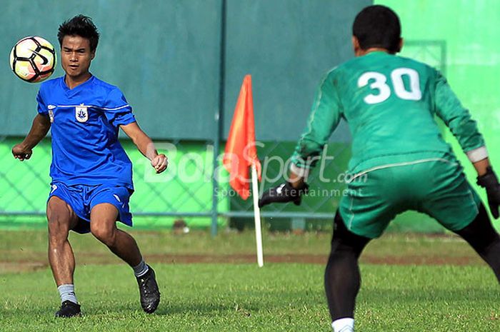 Aksi gelandang PSIS Semarang, Arif Yanggi, saat mengikuti sesi uji coba lapangan sebelum melawan Arema dalam rangka laga uji coba di Stadion Gajayana Malang, Jawa Timur, Kamis (04/01/2018) pagi.