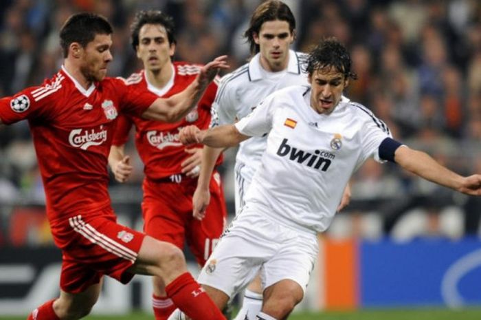  Raul Gonzalez (kanan) berduel dengan Xabi Alonso dalam partai Liga Champions antara Real Madrid kontra Liverpool di Santiago Bernabeu, Madrid, 25 Februari 2009. 